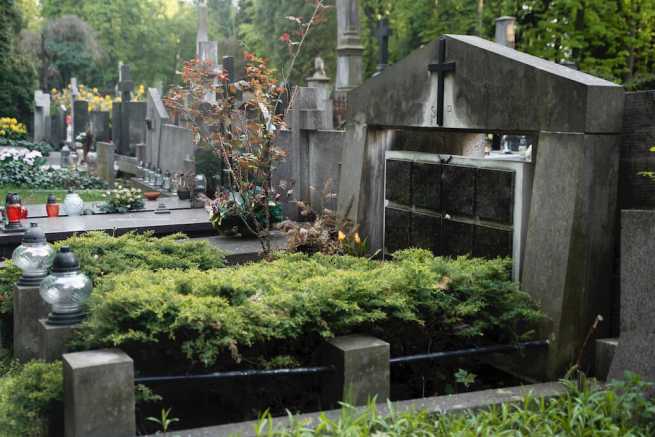 Spór o grób po 50 latach, komu przysługuje prawo do miejsca pochówku?